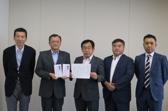 協賛金贈呈写真1