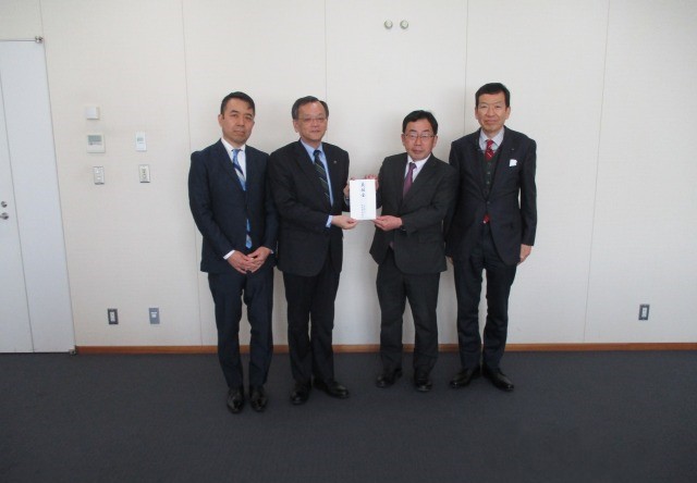 義援金贈呈写真1