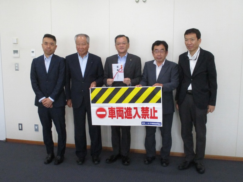 協賛金贈呈写真1