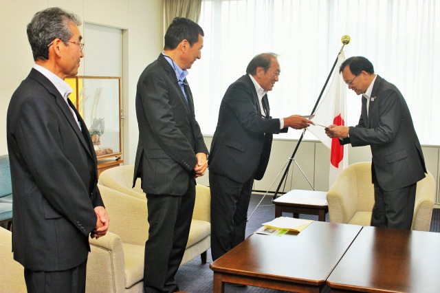 協賛金贈呈写真1