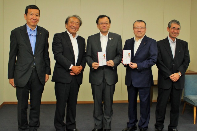 協賛金贈呈写真2