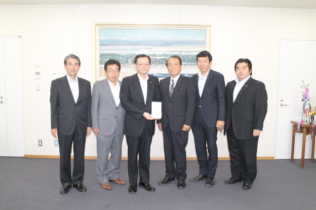 義援金贈呈写真3